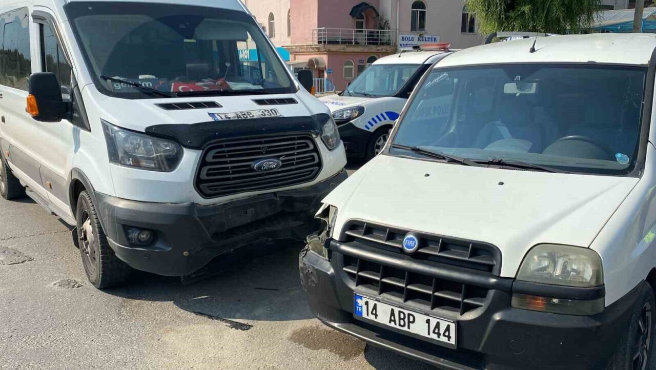 Bolu’da minibüs ile hafif ticari aracın çarpışması neticesinde meydana gelen