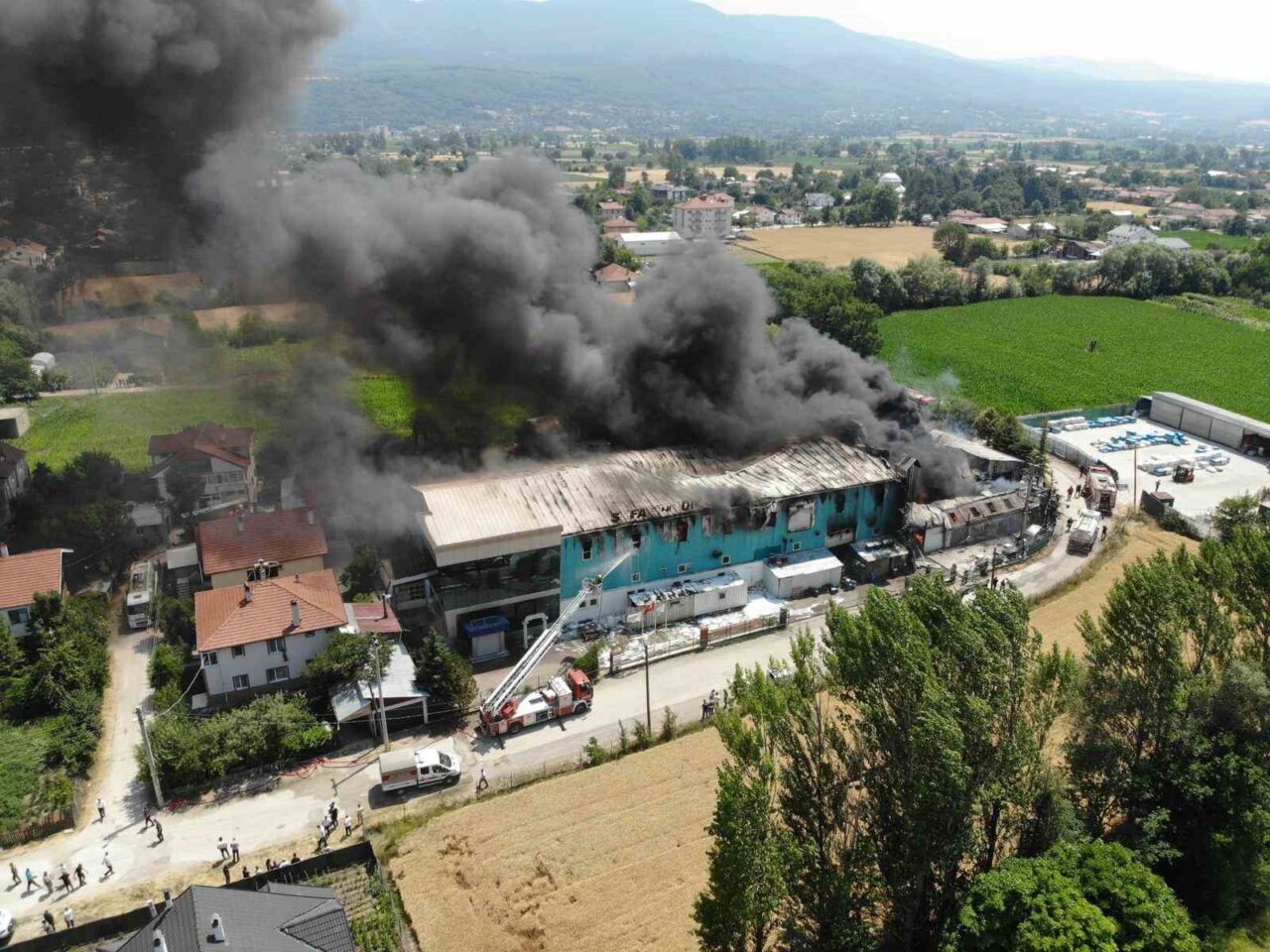 Bolu’da medikal ürünler üreten fabrikada çıkan ve çevredeki evleri de
