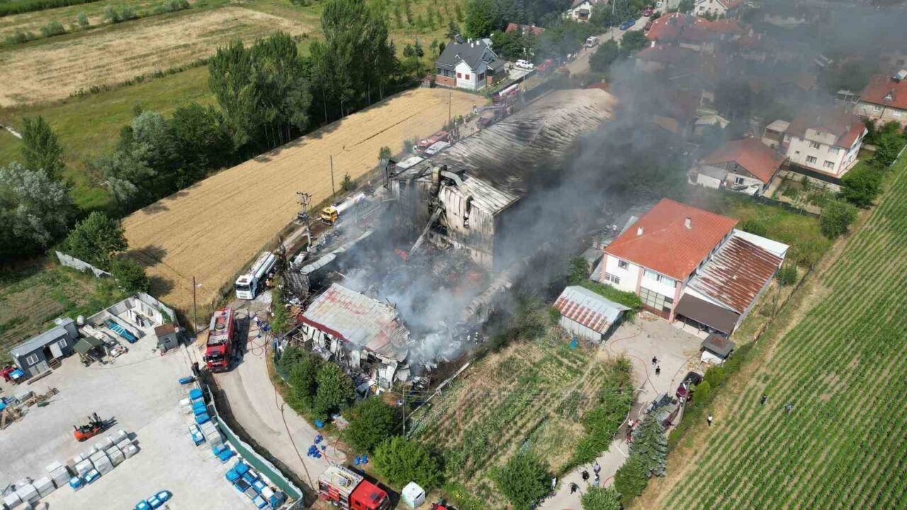Bolu’da medikal ürünlerin üretildiği fabrikada çıkan yangın, yaklaşık 2 saatlik
