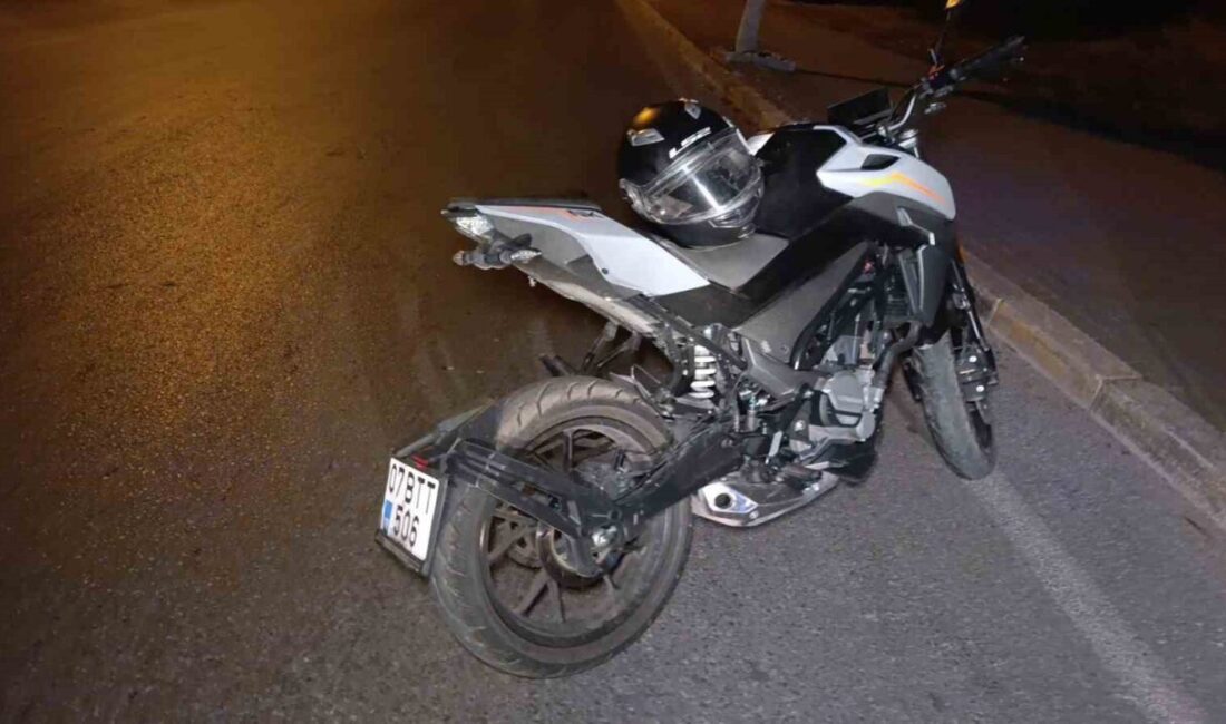 Manavgat’ta seyir halindeki motosiklet sürücüsü refüjdeki bordür taşına çarparak devrilmesi