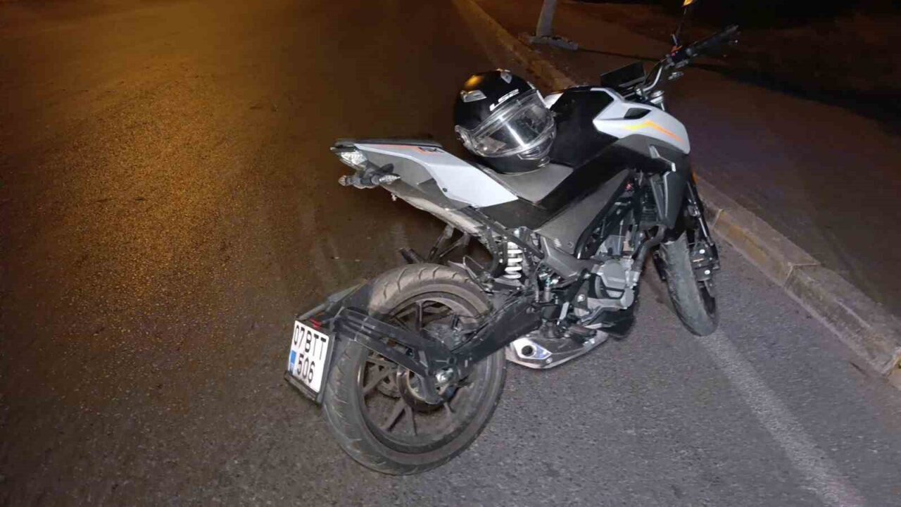 Manavgat’ta seyir halindeki motosiklet sürücüsü refüjdeki bordür taşına çarparak devrilmesi