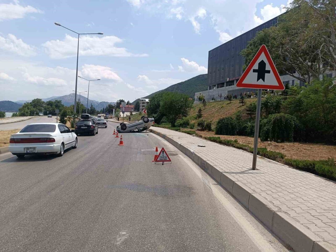 Isparta’nın Eğirdir ilçesinde, sürücüsünün virajda direksiyon hakimiyetini kaybetmesi sonucu bordür