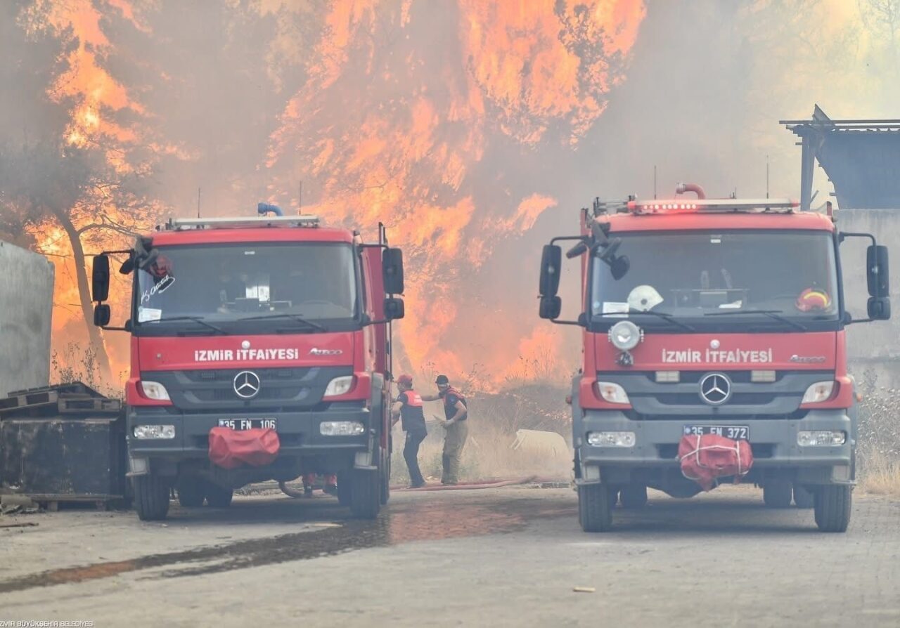 İzmir’in Bornova ilçesinde ormanlık alanda çıkan yangına havadan ve karadan