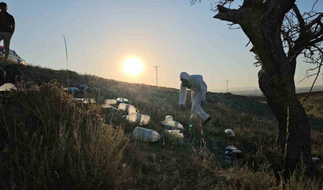 Kayseri’nin İncesu ilçesinde boş araziye bırakılan siyah sıvı dolu bidonlar