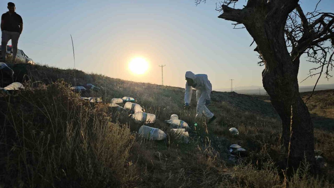 Kayseri’nin İncesu ilçesinde boş araziye bırakılan siyah sıvı dolu bidonlar