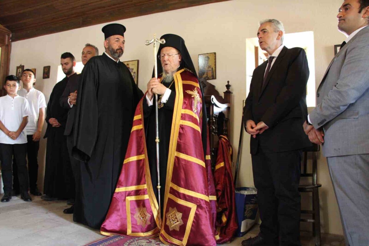 Çanakkale’nin Bozcaada ilçesindeki Ayazma Manastırı’nda Rumlar, Aya Paraskevi Günü nedeniyle