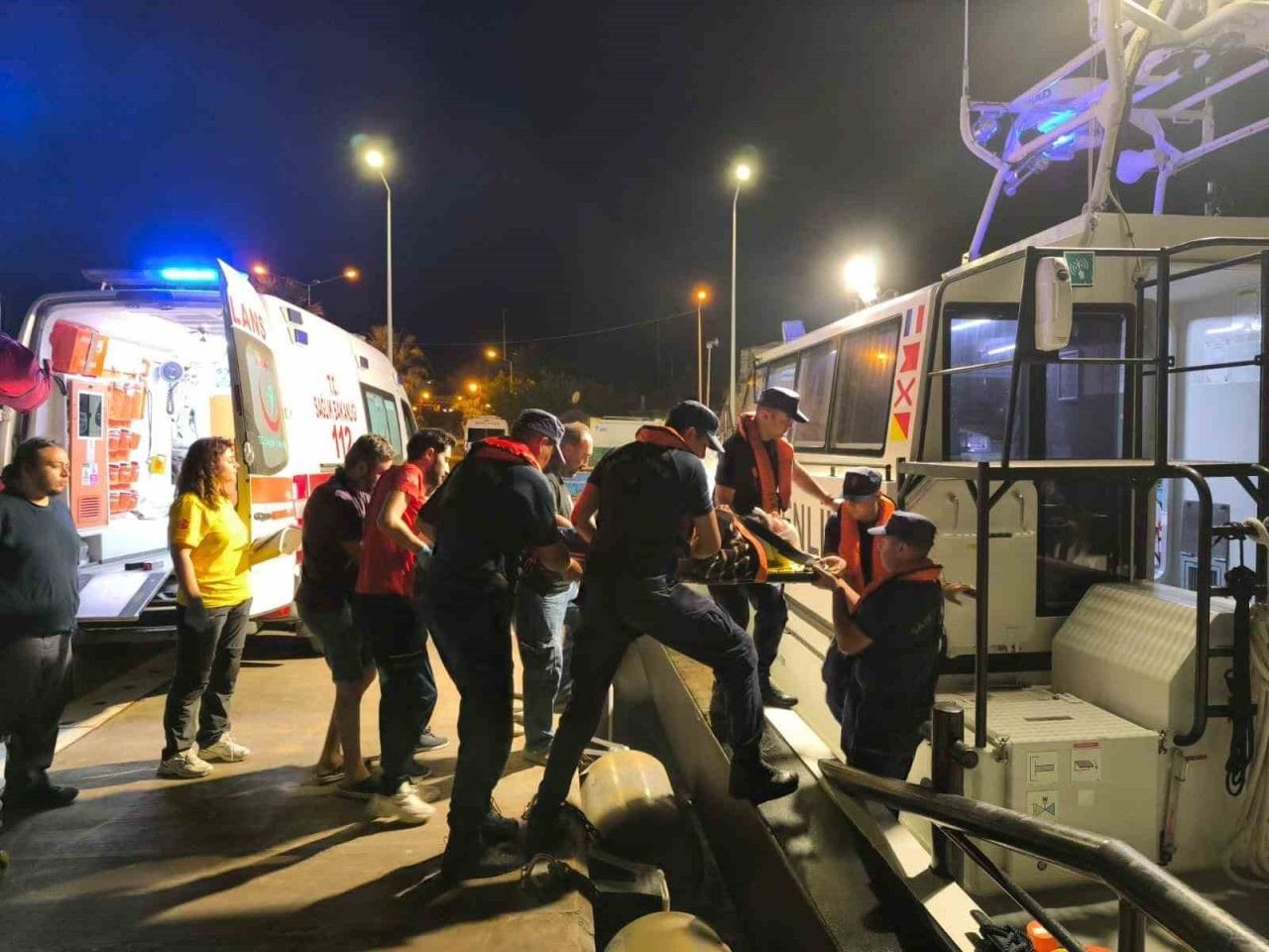 Çanakkale’nin Bozcaada ilçesinde rahatsızlanan bir vatandaşın tıbbi tahliyesi Sahil Güvenlik