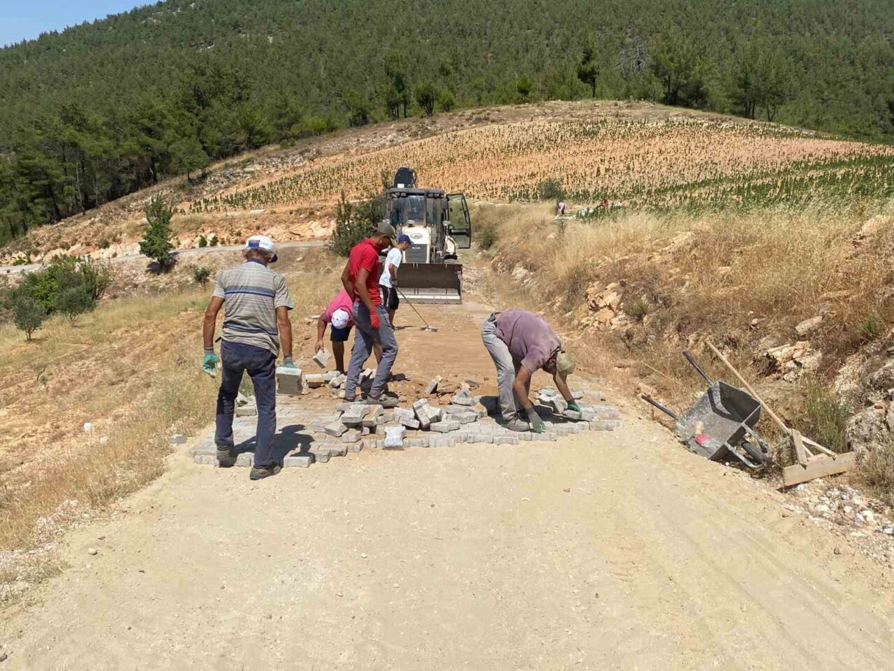 Bozdoğan Belediyesi, kırsal mahallelerde uzun yıllardır ihmal edilmiş yolları modern
