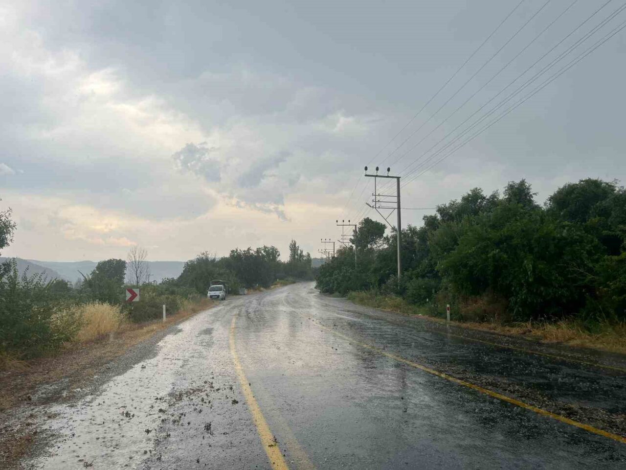 Aydın’ın Bozdoğan ilçesinde kısa süreli sağanak yağış vatandaşları serinletti. Meteorolojinin