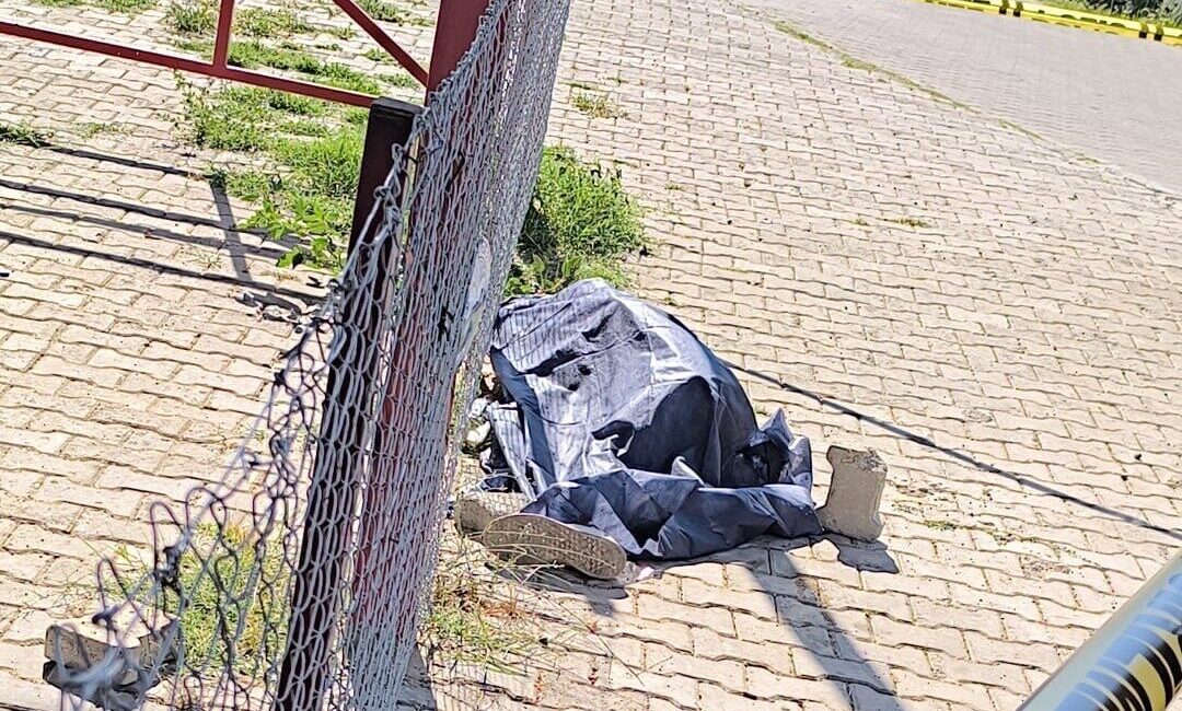 Aydın’ın Bozdoğan ilçesi Yeni Sanayi Sitesi’nde bir kişi yerde yatar