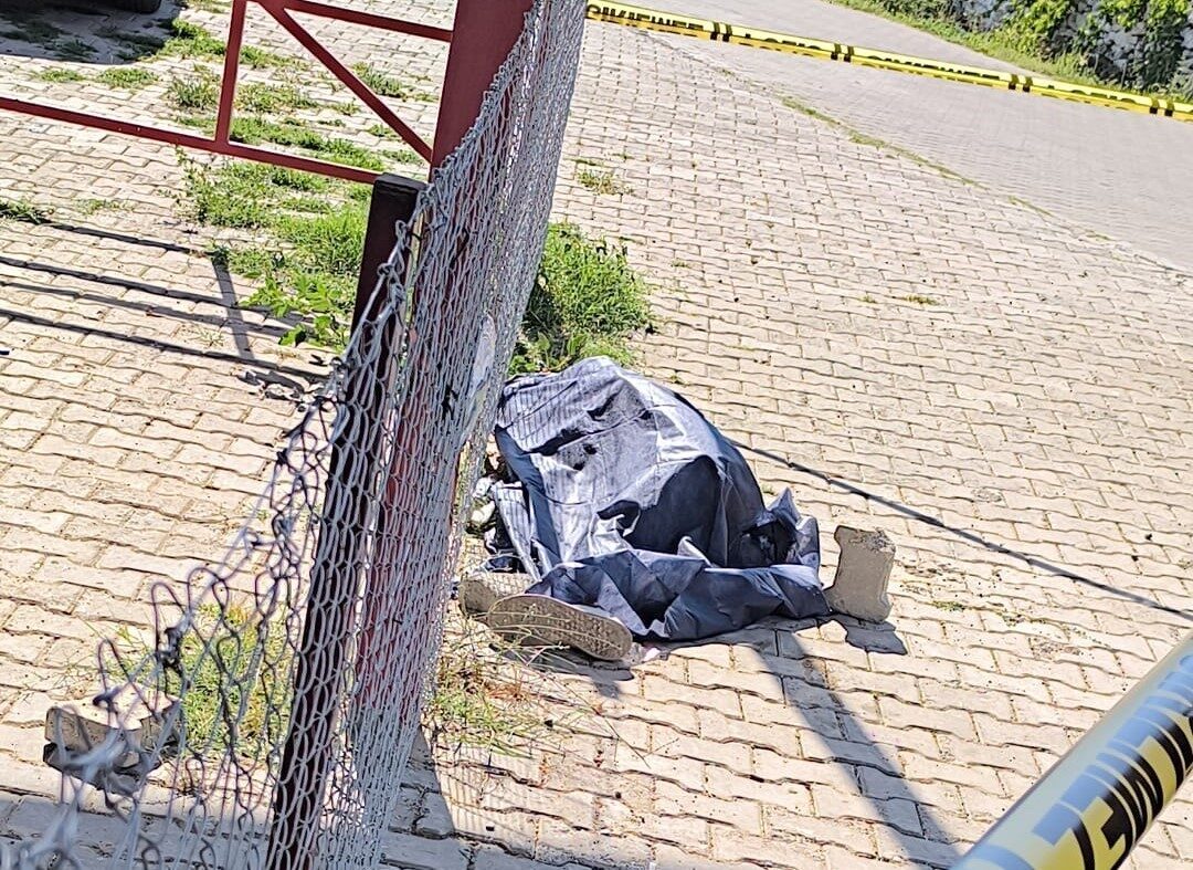 Aydın’ın Bozdoğan ilçesi Yeni Sanayi Sitesi’nde bir kişi yerde yatar