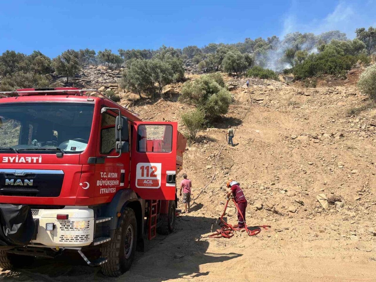 Aydın’ın Bozdoğan ilçesinde zirai alanda çıkan yangın ekiplerin hızlı müdahalesi