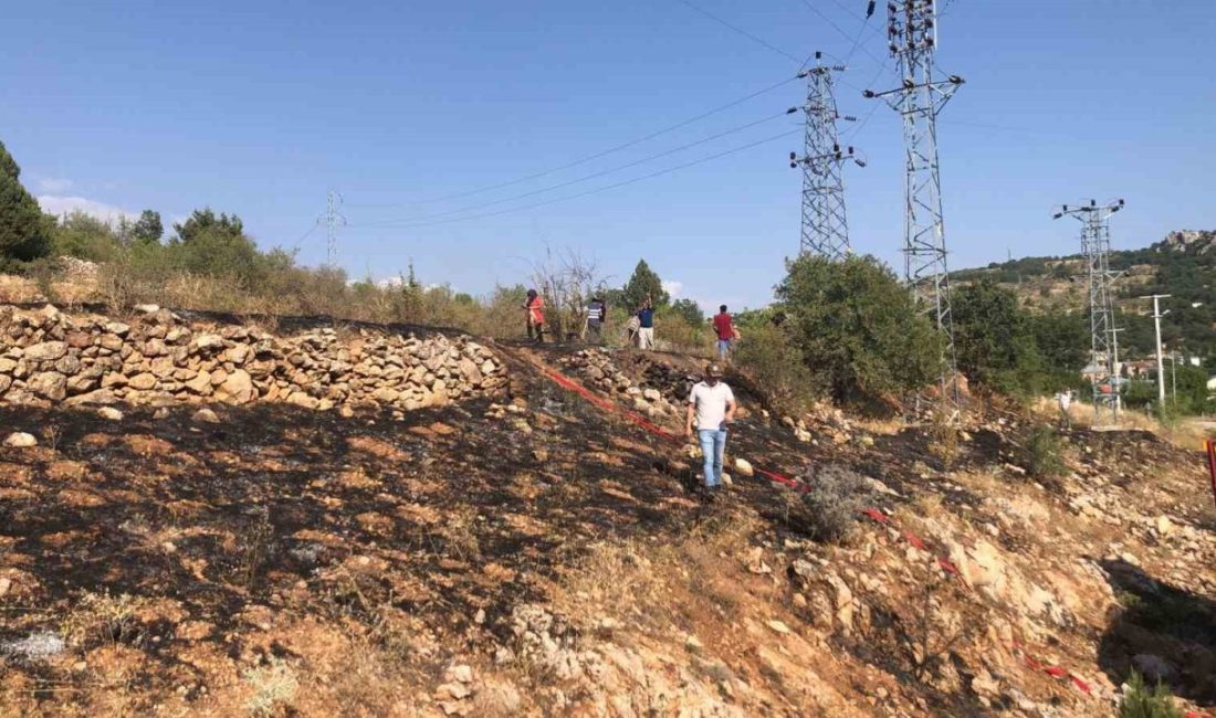 Konya’nın Bozkır ilçesinde yol kenarındaki otluk alanda çıkan yangın paniğe