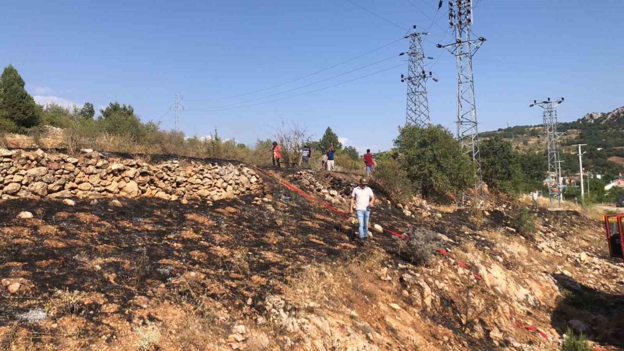 Konya’nın Bozkır ilçesinde yol kenarındaki otluk alanda çıkan yangın paniğe