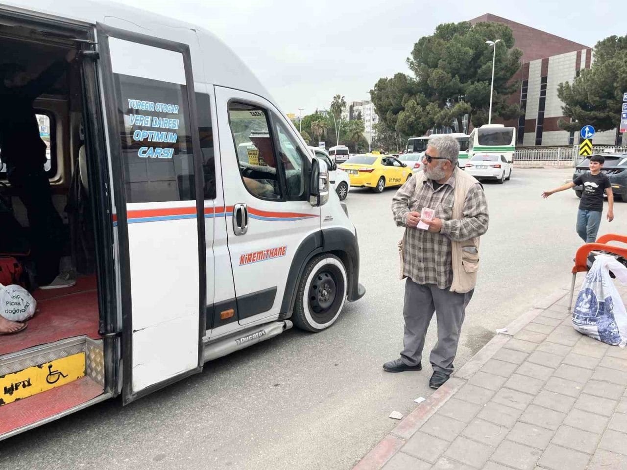 Adana’da uzun yıllar muavinlik yapan 70 yaşındaki Mehmet Budak, şimdilerde