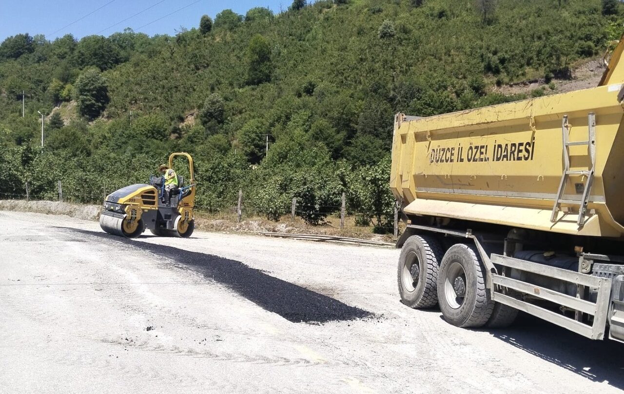 DÜZCE (İHA) – Düzce’de bazı yollarda çökme sebebiyle oluşan bozulmalara