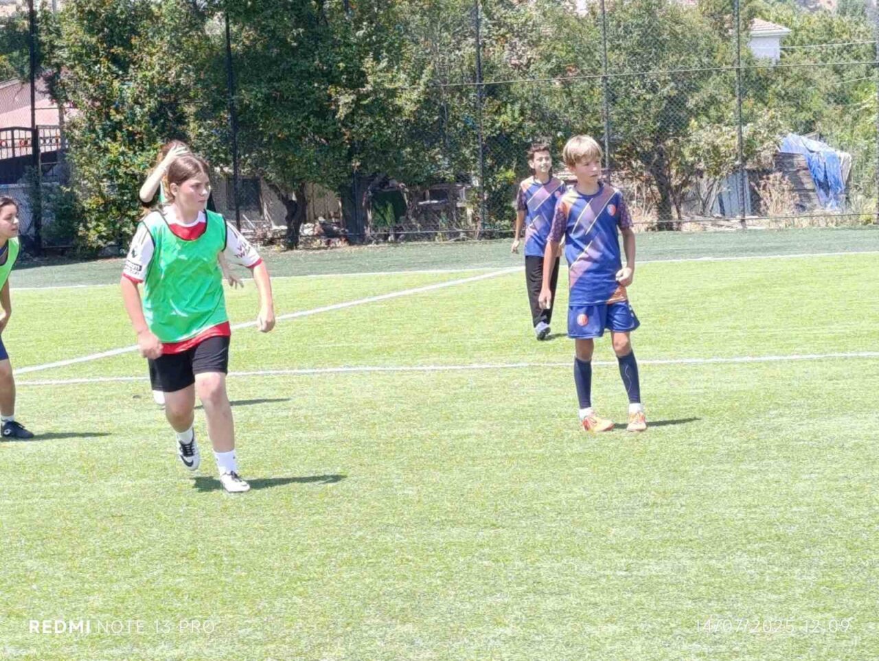 Bilecik’in Bozüyük ilçesinde düzenlenen kızlar ve erkekler futbol turnuvası büyük