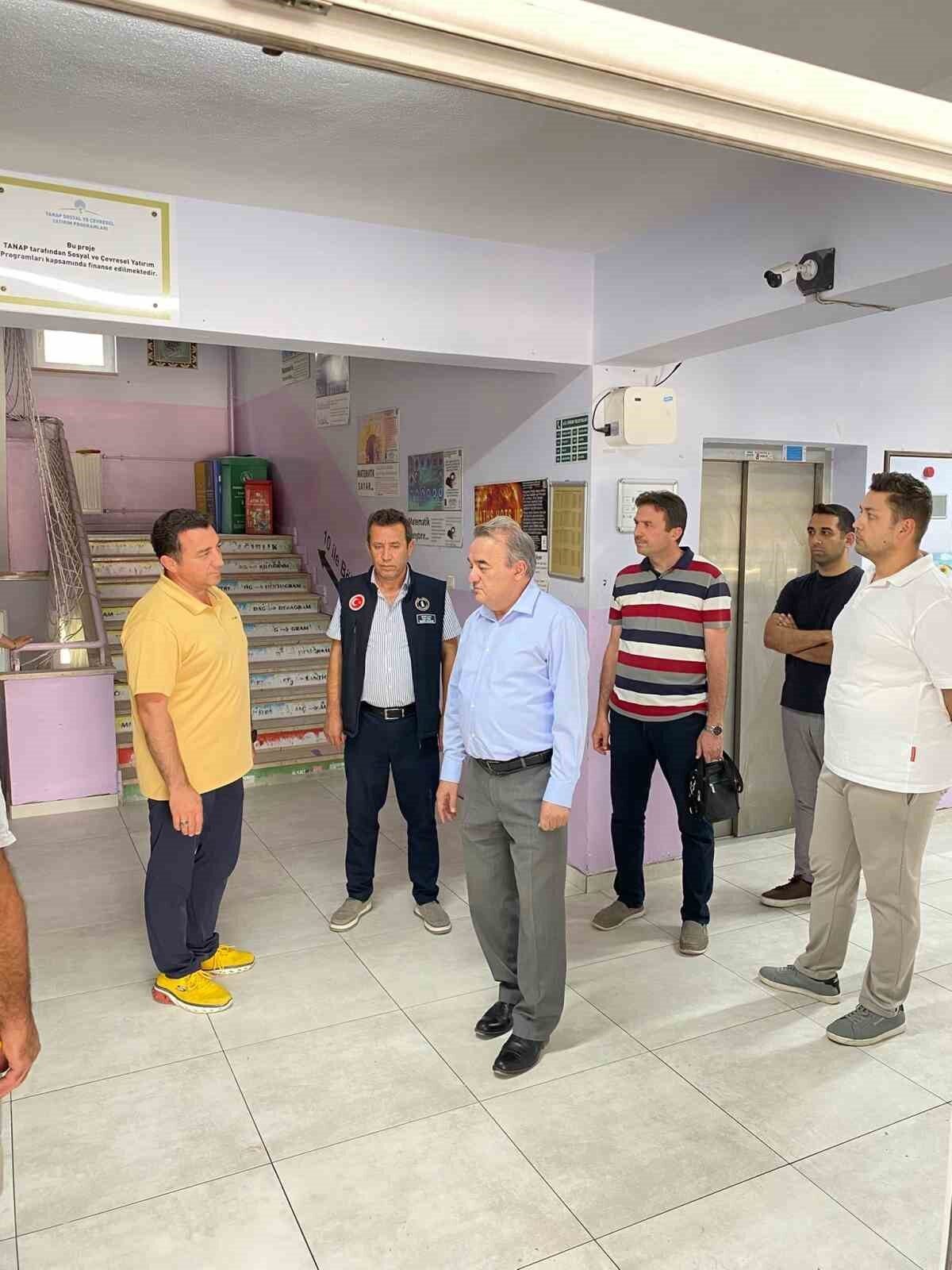 Bilecik’in Bozüyük ilçesinde Kaymakam Adem Öztürk, onarım çalışmaları devam eden