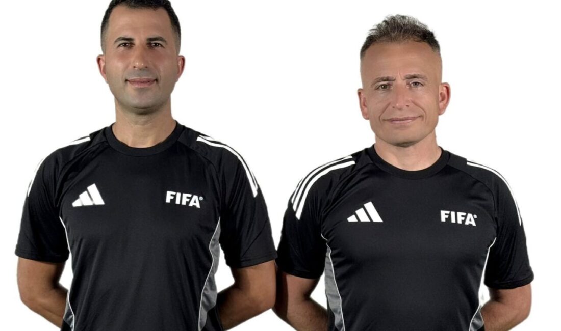 FIFA kokartlı plaj futbolu hakemleri Özcan Sultanoğlu ve İdris Yavuz,