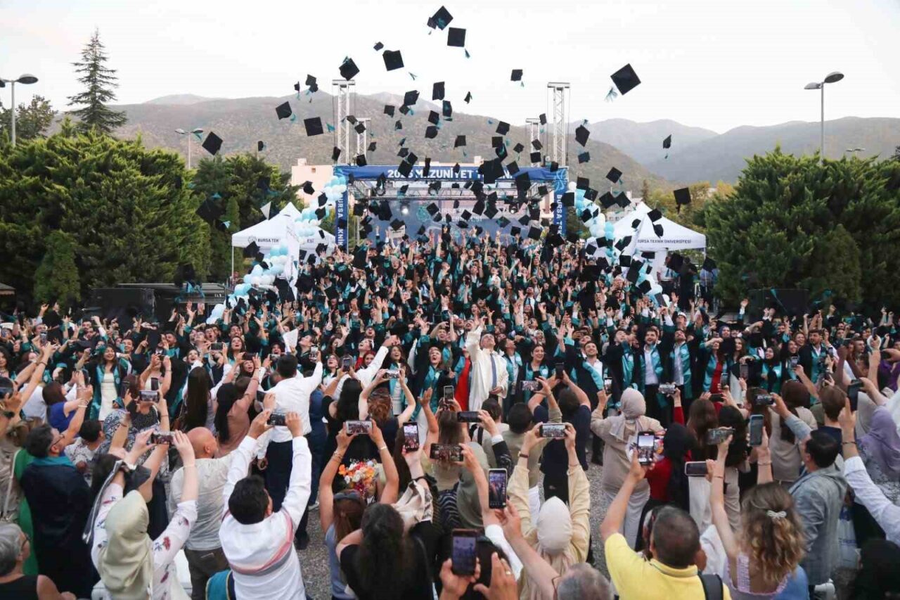 Bursa Teknik Üniversitesi (BTÜ) 2024-2025 Akademik Yılı Mezuniyet Töreni, coşkulu