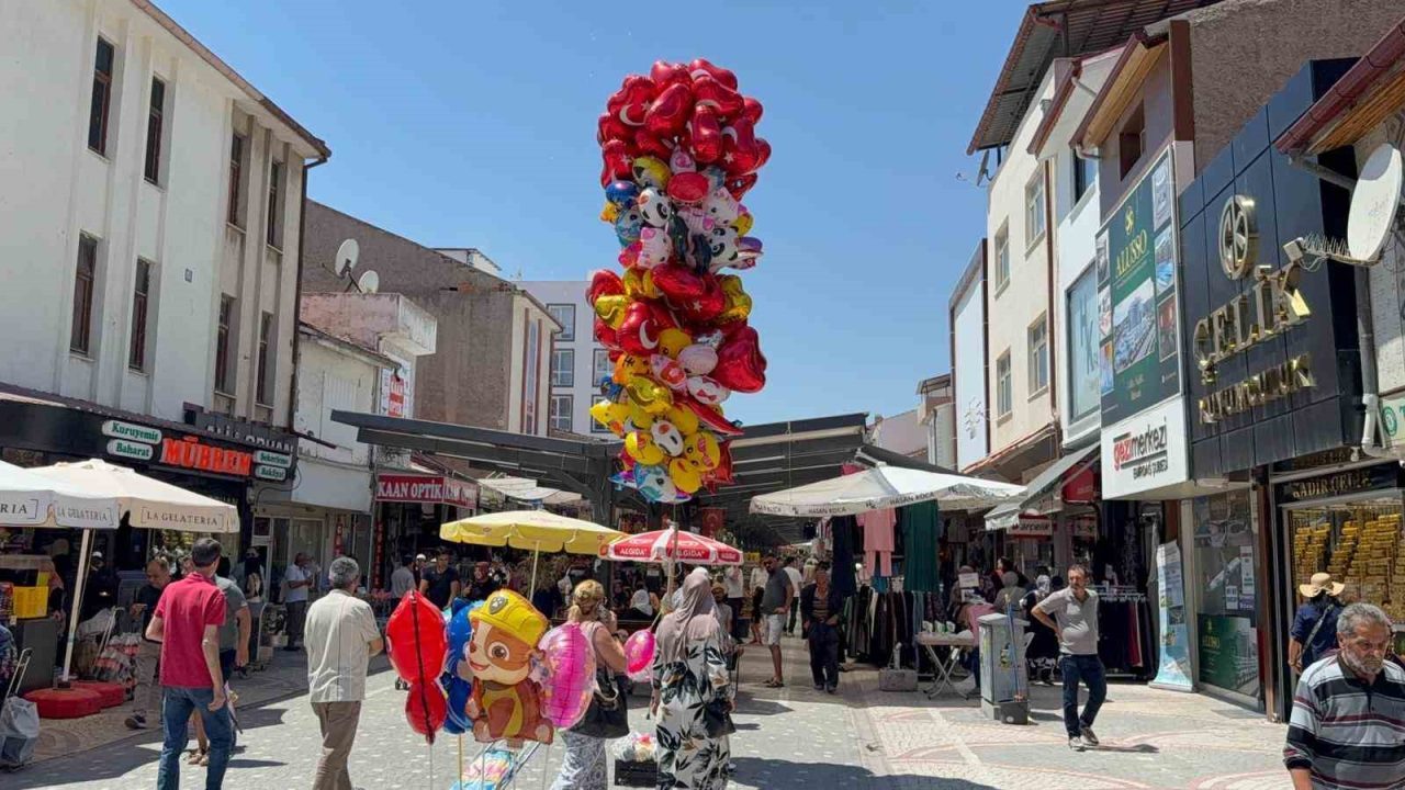 Afyonkarahisar’ın Emirdağ ilçesinde yaklaşık 45 bin olan nüfus, yaz tatilinde