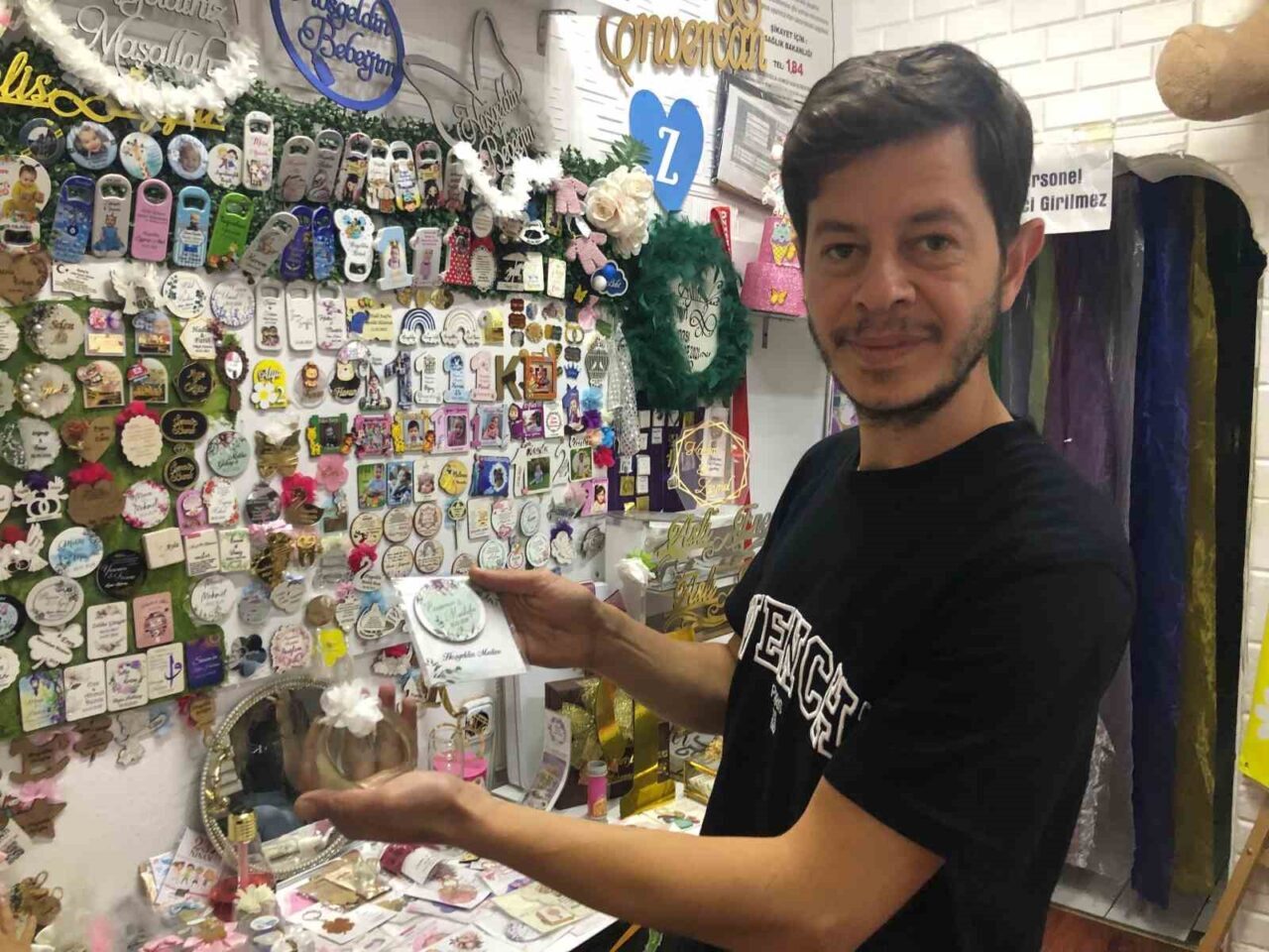 Eskişehir’de düğün organizasyon malzemeleri satan Zafer Oyar, geçen seneye göre