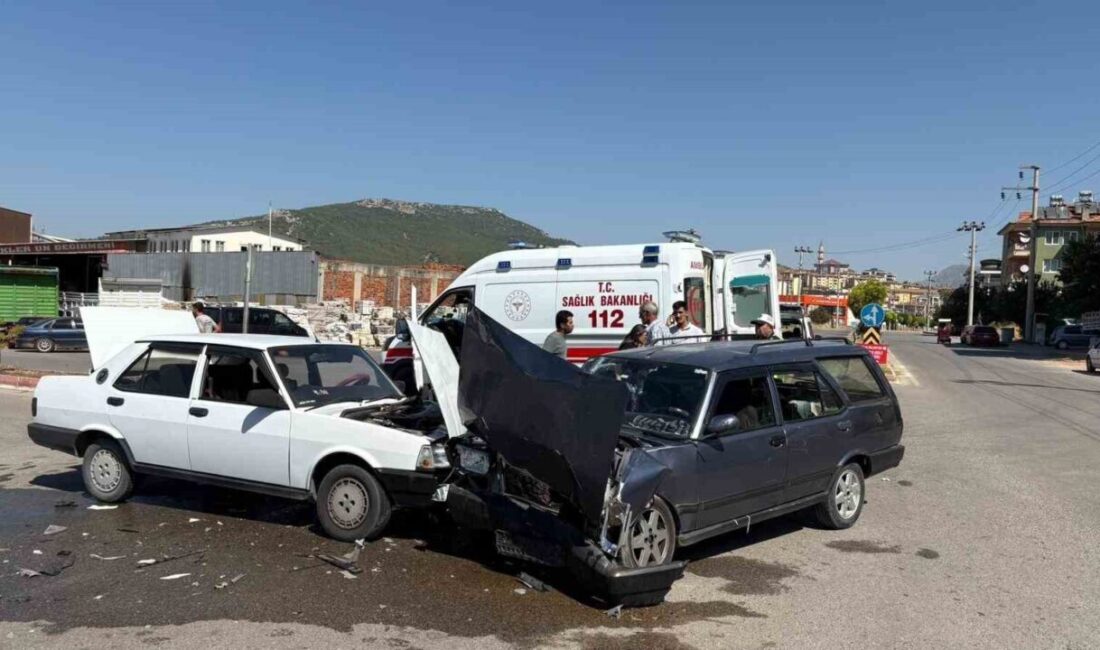 Burdur’un Bucak ilçesinde otomobillerin çarpışması sonucu meydana gelen kazada 5