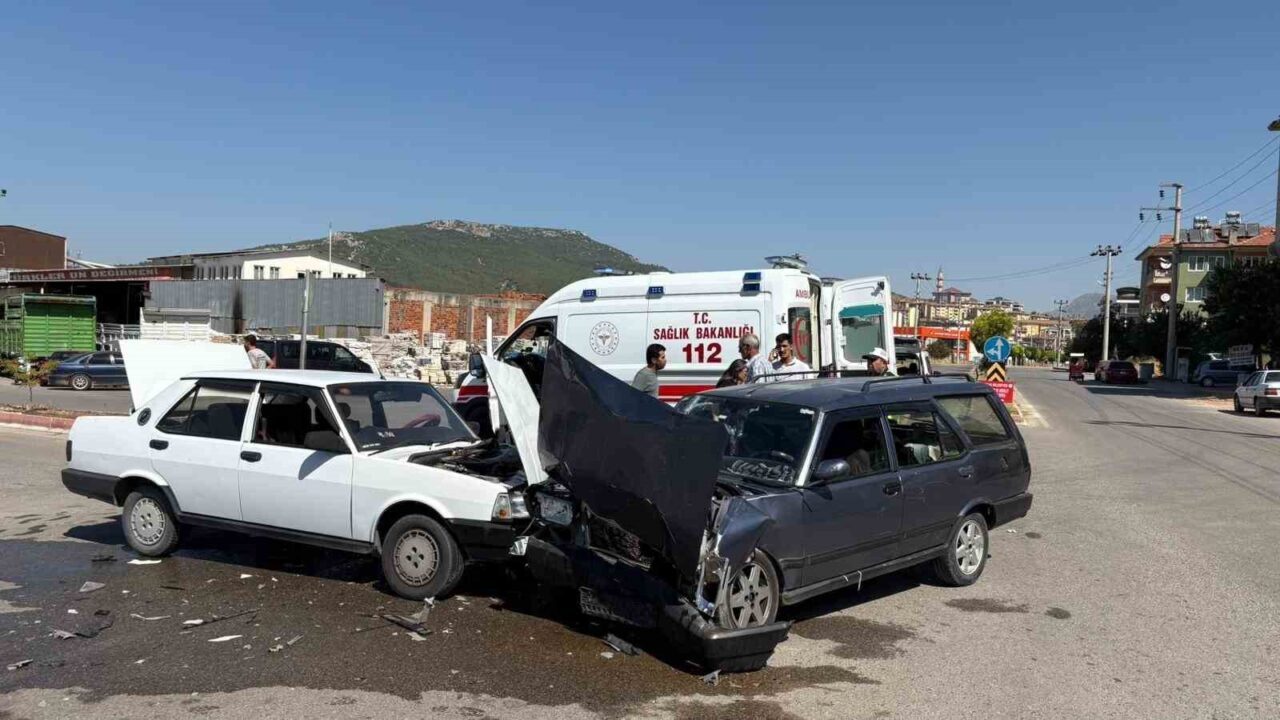Burdur’un Bucak ilçesinde otomobillerin çarpışması sonucu meydana gelen kazada 5
