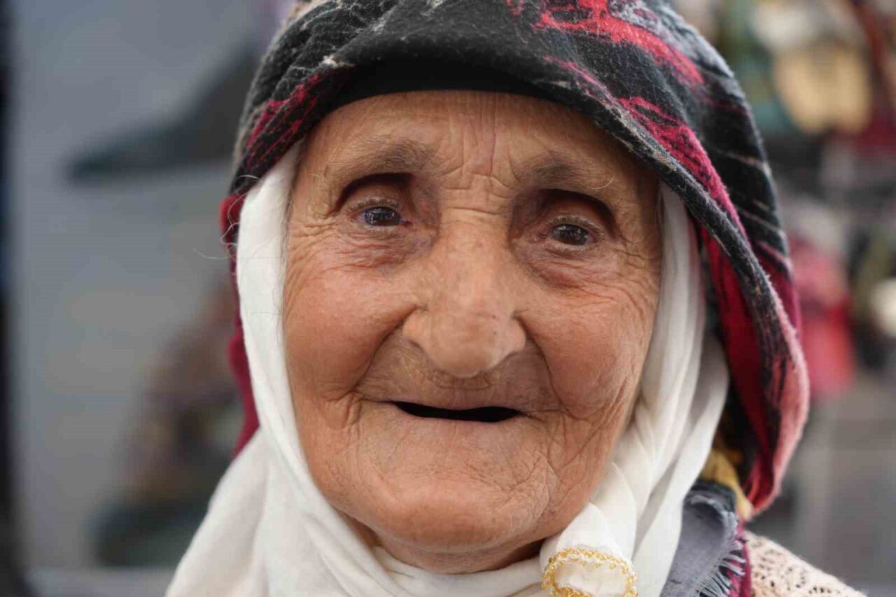 Erzincan’da pazartesi günleri kurulan ve köylerden gelen vatandaşların daha çok