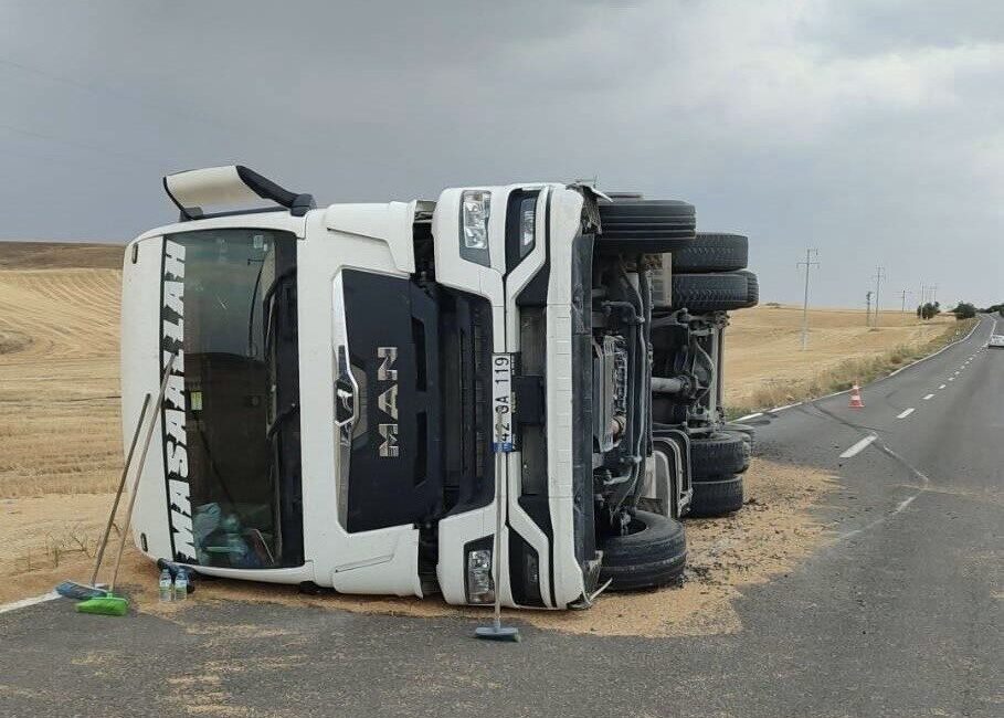 Konya’nın Kulu ilçesinde buğday yüklü kamyonun devrilmesi sonucu sürücü yaralandı.
