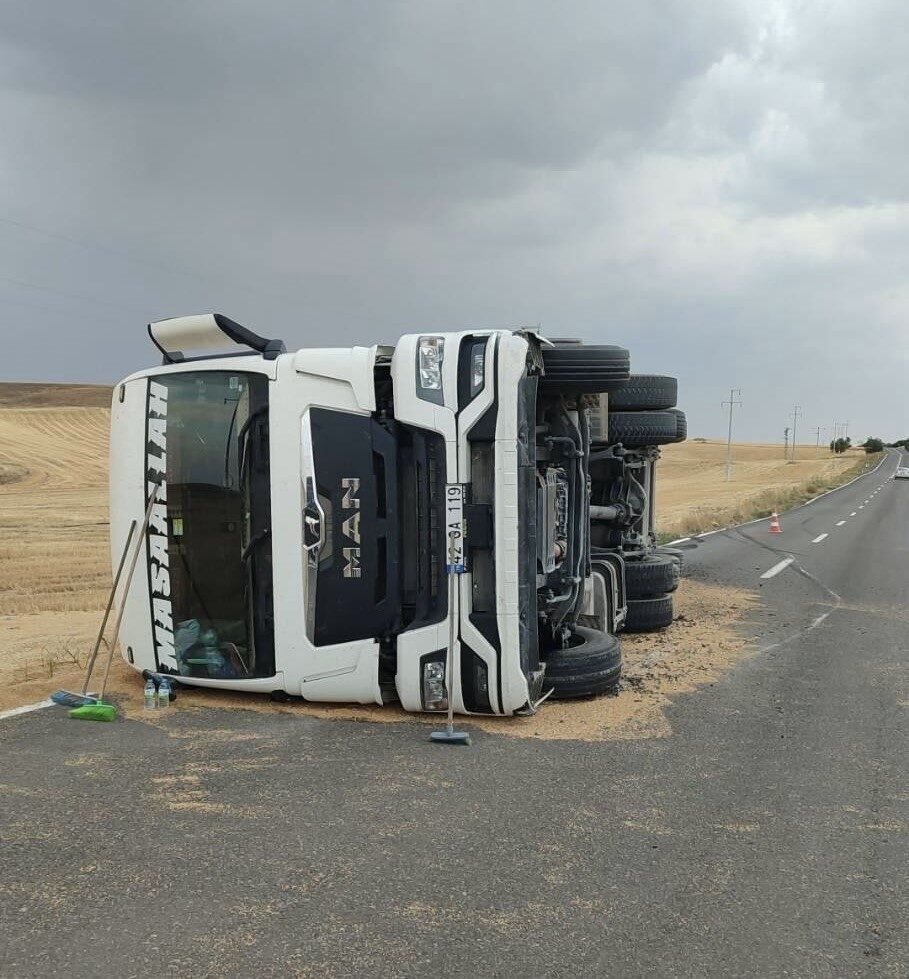 Konya’nın Kulu ilçesinde buğday yüklü kamyonun devrilmesi sonucu sürücü yaralandı.