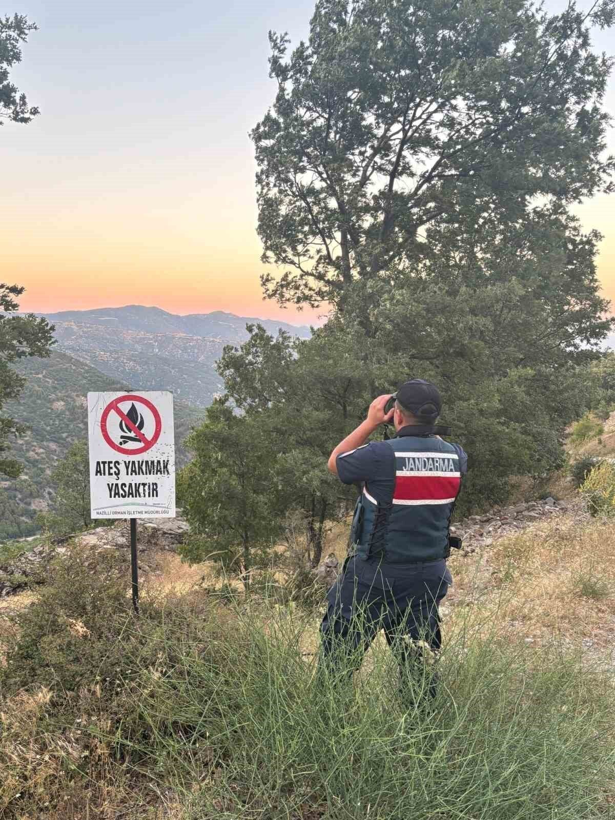 Aydın’ın Buharkent ilçesinde jandarma ekipleri ormanlık alanlarında orman yangınlarının önlenmesi