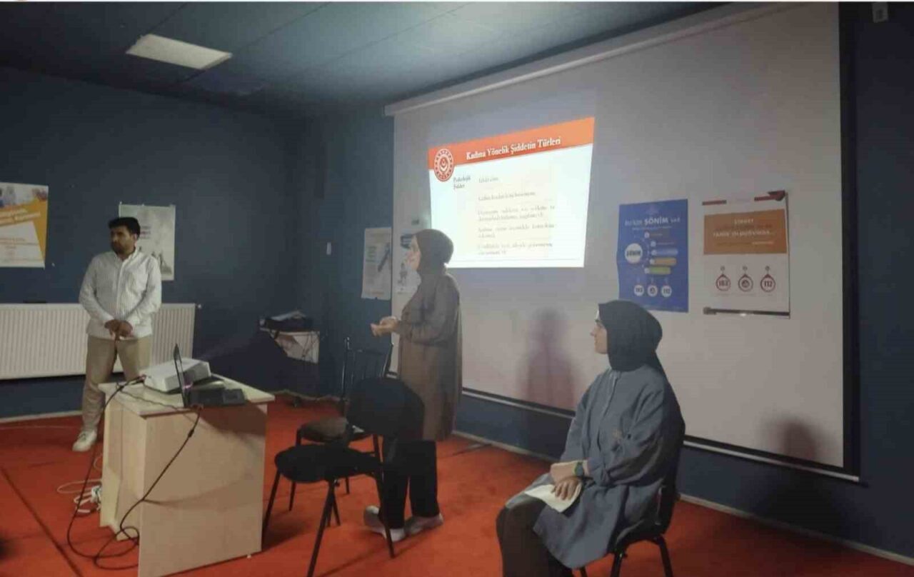 Muş’un Bulanık ilçesinde muhtarlara yönelik düzenlenen seminerde, aile içi şiddet