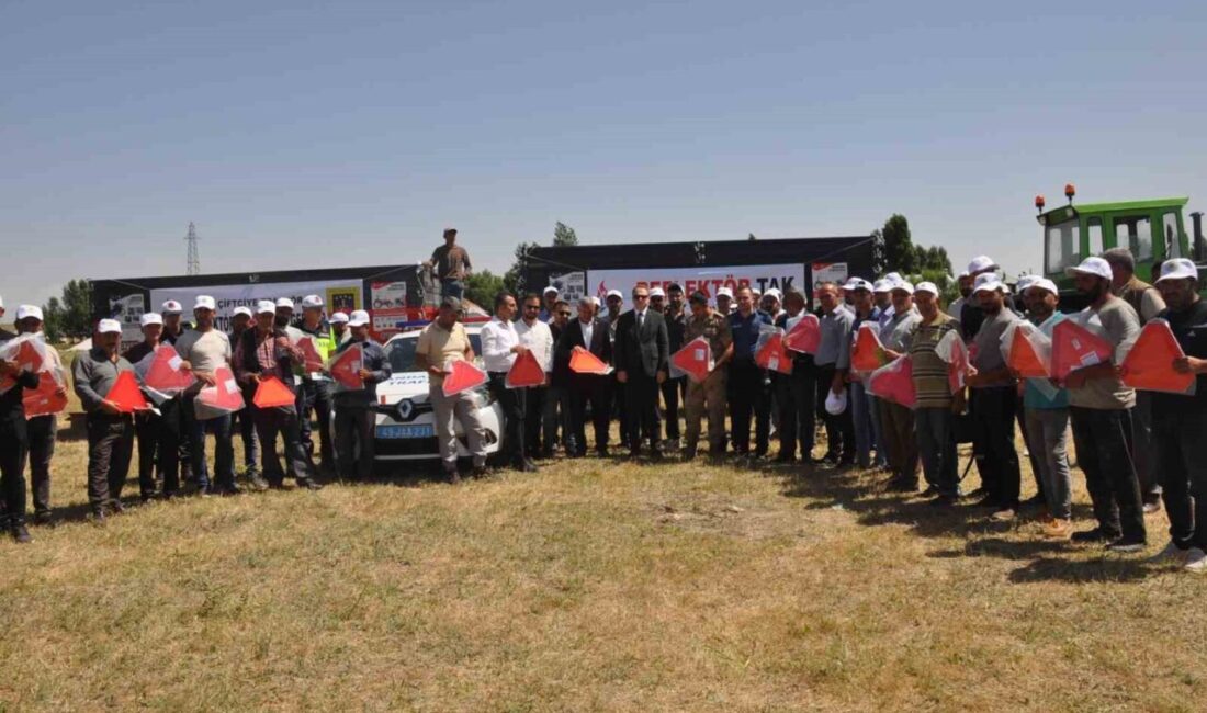 MUŞ (İHA) – Muş’un Bulanık Kaymakamı Ömer Övünç Koşansu, traktörlerin