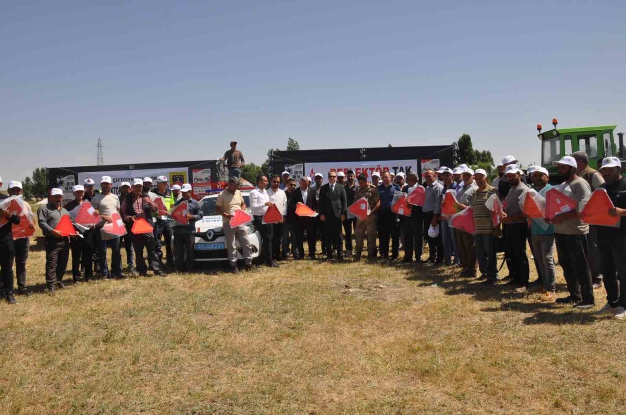 MUŞ (İHA) – Muş’un Bulanık Kaymakamı Ömer Övünç Koşansu, traktörlerin