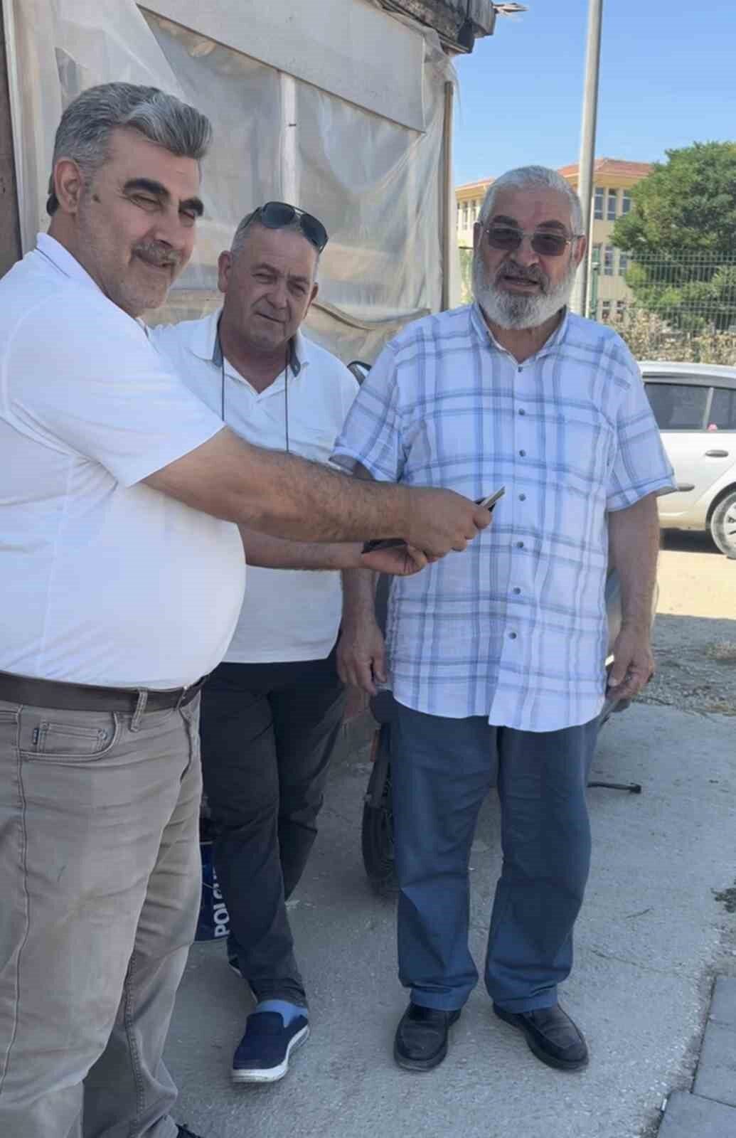 Bursa’nın İnegöl ilçesinde özel halk otobüsü şoförü, yolcu koltuğunda bulduğu