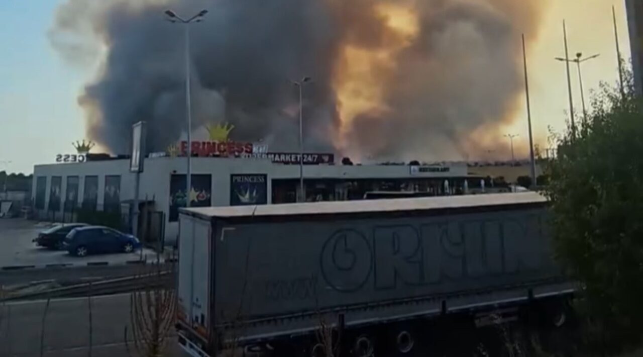 Türkiye-Bulgaristan sınırındaki ormanlık alanda çıkan yangın Edirne’de tedirginlik oluşturdu. Yangının