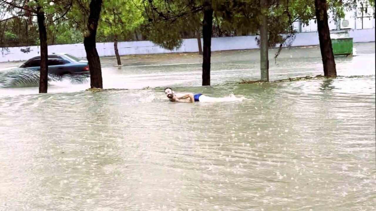 Denizli’de 10 dakika devam eden sağanak yağış, cadde ve sokaklarda