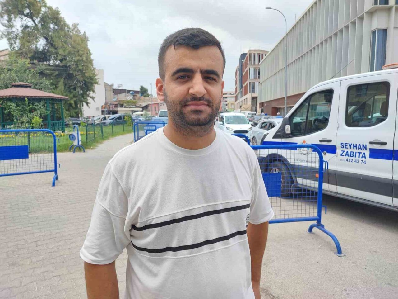 Adana’da bulvarda bir kişiyi yere yatırıp boğazını sıkan genç kendisine