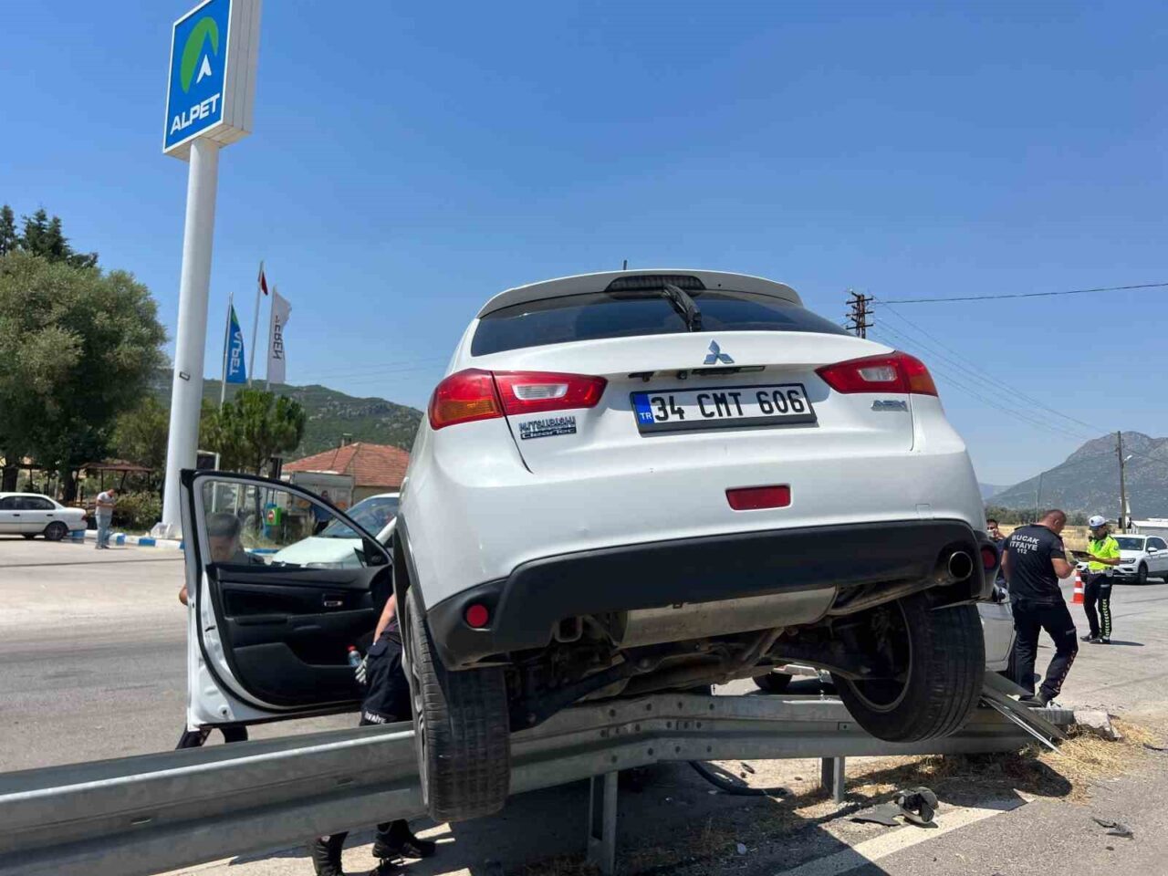 Burdur-Antalya Karayolu’nda iki otomobilin çarpışması sonucu meydana gelen kazada ikisi