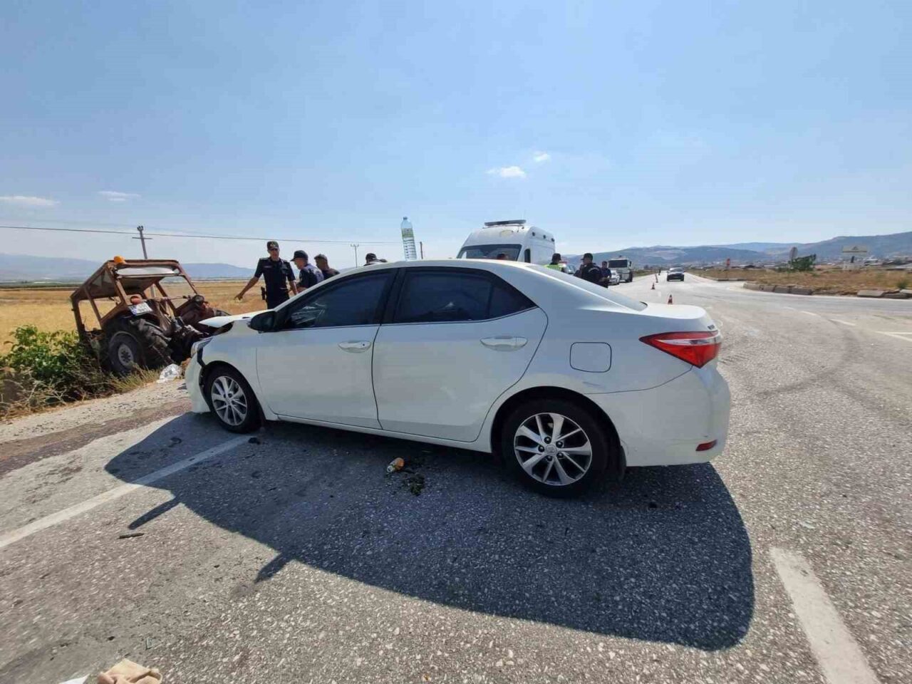 Burdur’un Karamanlı ilçesinde, Burdur-Fethiye kara yolunda traktörle otomobilin çarpışması sonucu
