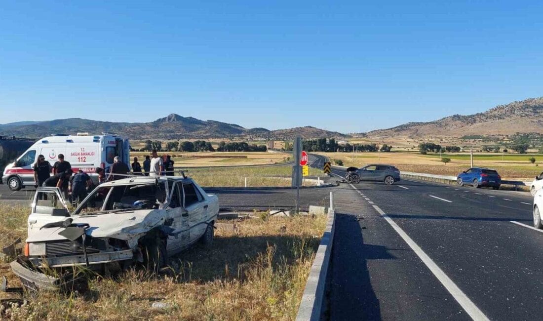 Burdur’un Tefenni ilçesinde iki otomobilin çarpışması sonucu meydana gelen kazada