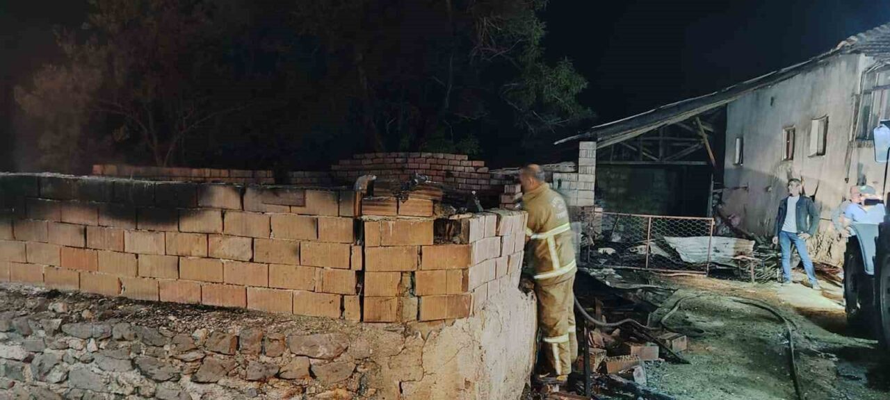 Burdur’un Yeşilova ilçesinde bir ağılda çıkan yangında 10 küçükbaş hayvan