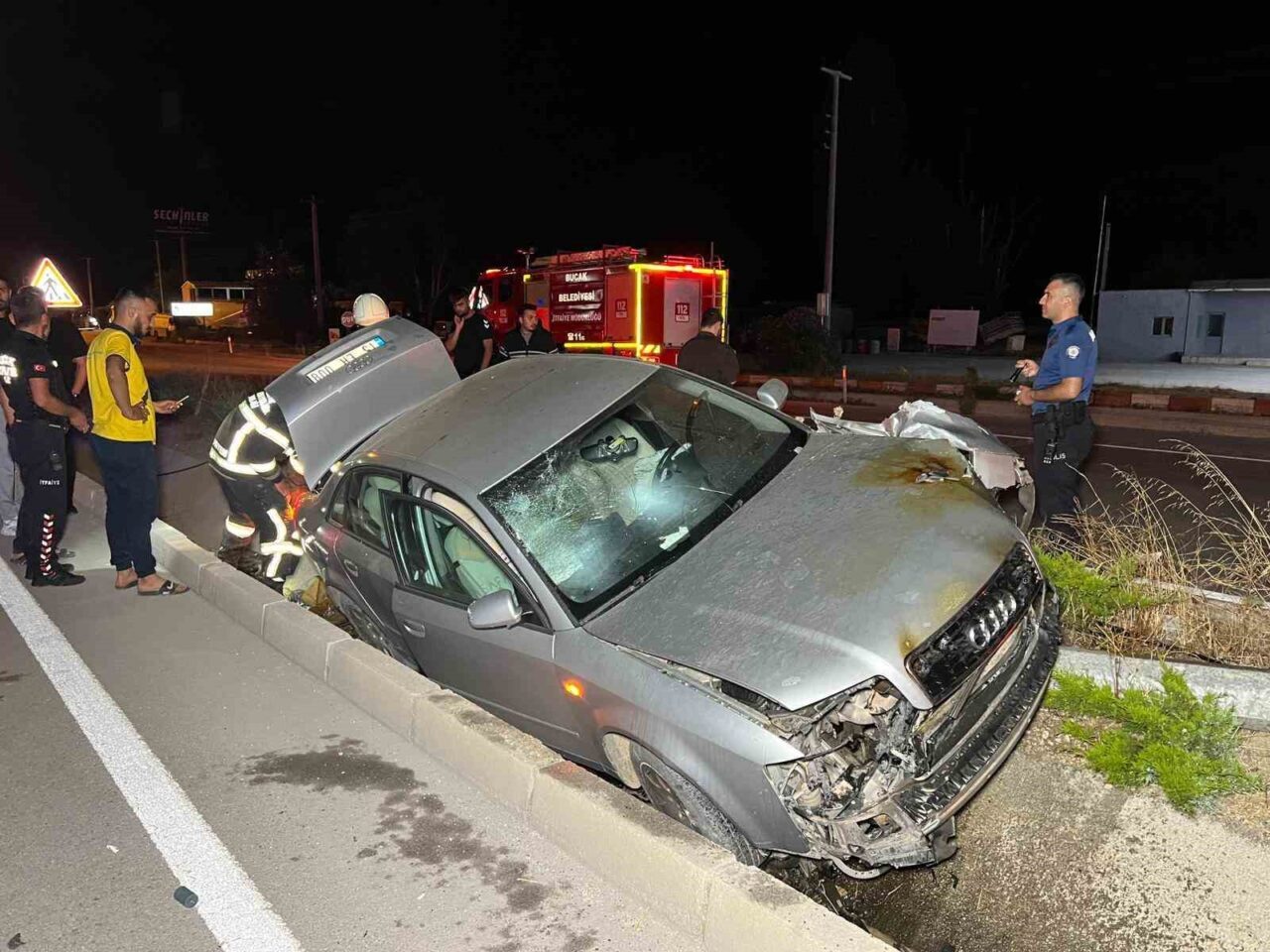 Antalya-Bucak kara yolunda kontrolden çıkarak refüjdeki aydınlatma direğine çapan otomobil