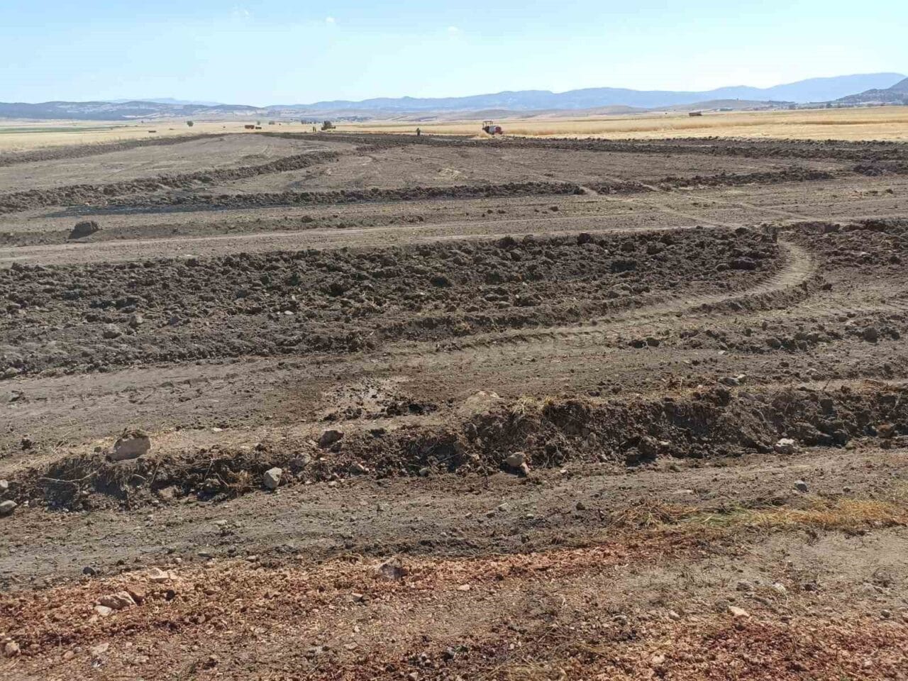 Burdur’un Yeşilova ilçesi Büyükyaka köyünde çıkan arazi yangını, köylülerin traktörleriyle