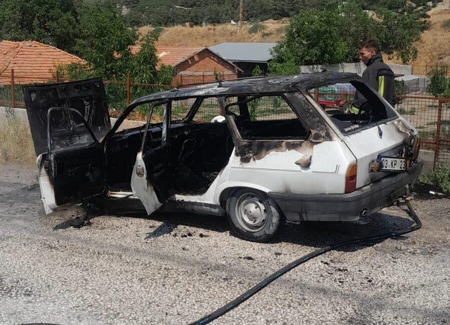 Burdur merkeze bağlı Gökçebağ köyünde seyir halindeyken araç yanmaya başlayan