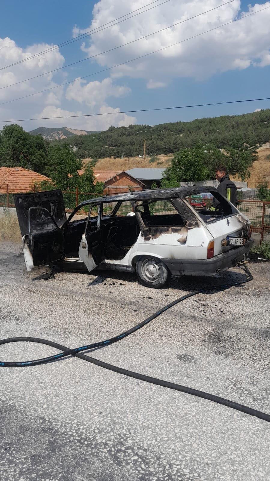 Burdur merkeze bağlı Gökçebağ köyünde seyir halindeyken araç yanmaya başlayan