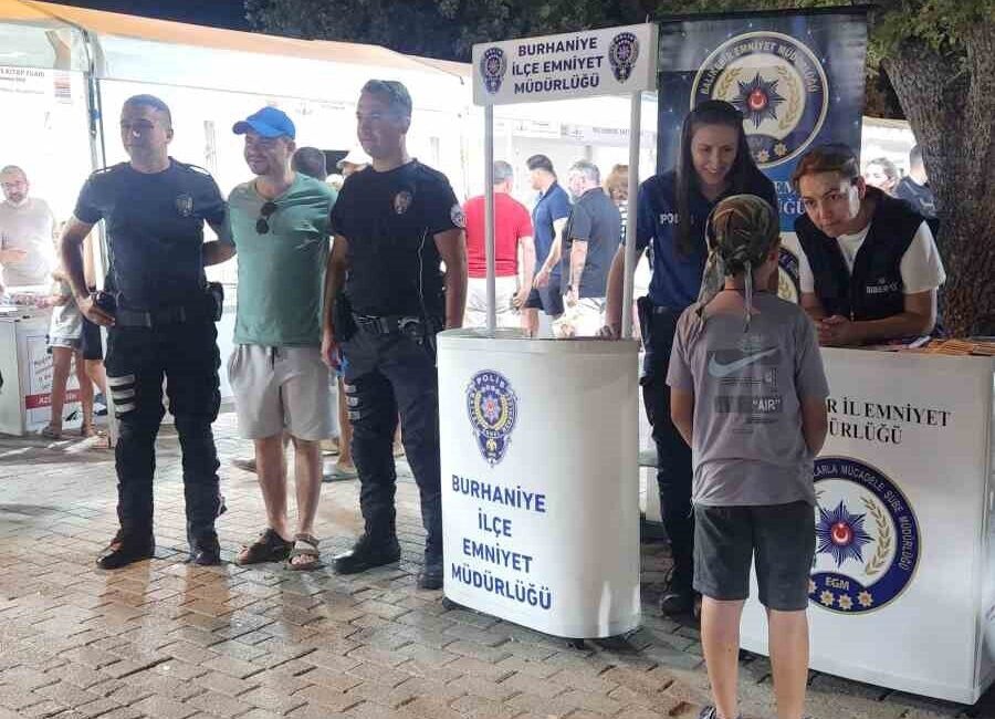 Burhaniye İlçesinde, İlçe Emniyet Müdürlüğü ekipleri, 5 günlük kitap fuarını