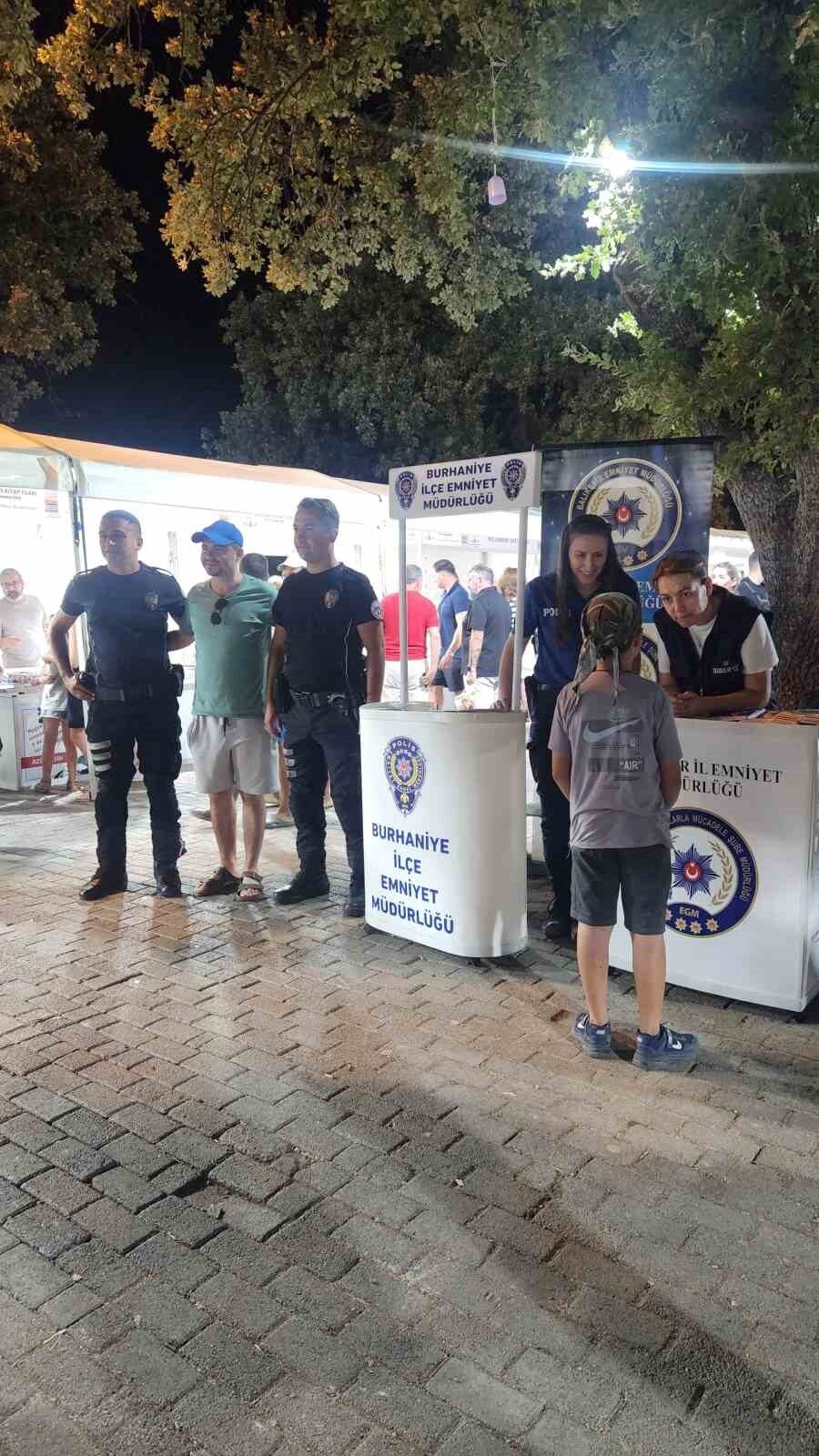 Burhaniye İlçesinde, İlçe Emniyet Müdürlüğü ekipleri, 5 günlük kitap fuarını