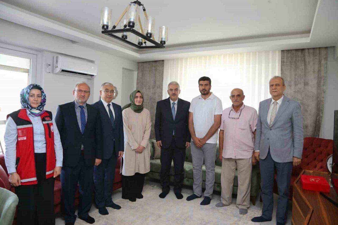 Bursa Valisi Erol Ayyıldız, 15 Temmuz 2016 tarihinde gazi Mustafa